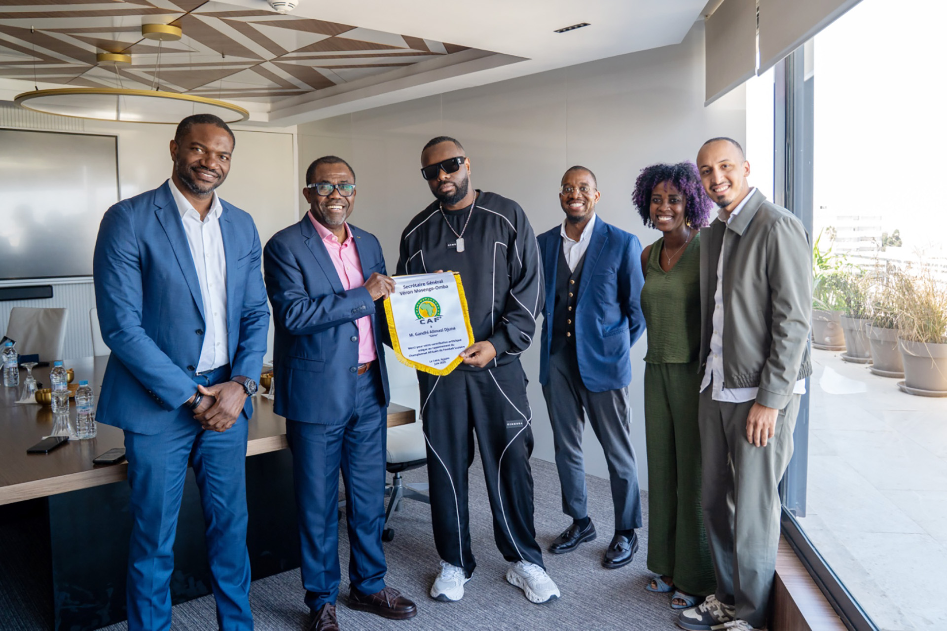 Le Secrétaire Général de la CAF, Véron Mosengo-Omba, rencontre l’artiste international Gims pour discuter de futures collaborations, notamment autour du Championnat Africain de Football Scolaire de la CAF