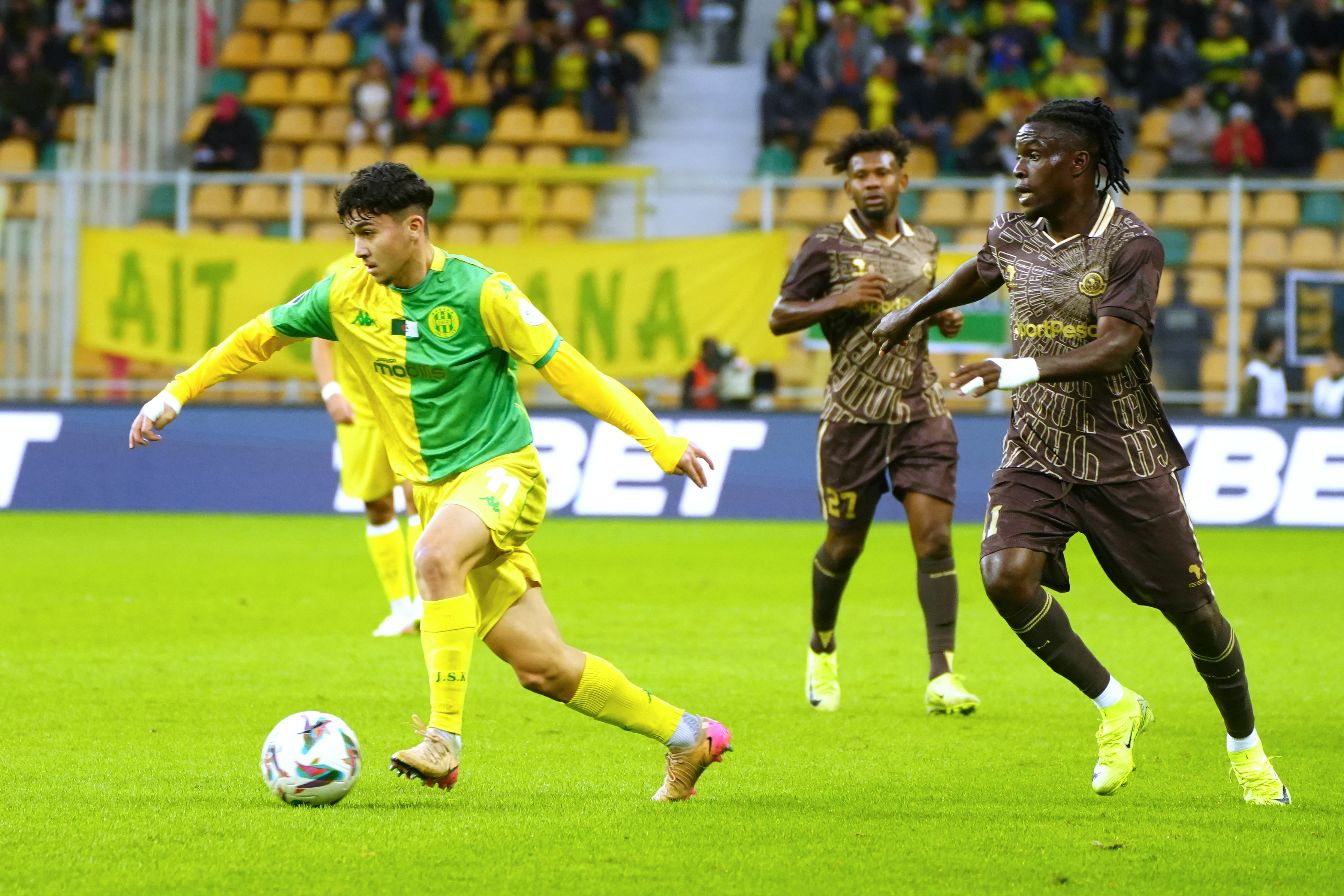 رابطة أبطال إفريقيا توتال إنيرجيز: الأهلي المصري يعود بنقطة من تنقله لمواجهة الجيش الملكي المغربي ومولودية الجزائر تتعادل داخل الديار أمام ماميلودي صن داونز