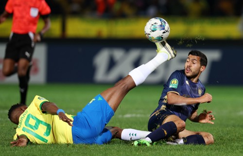 Bathusi Aubaas of Mamelodi Sundowns challenged by Houssem Tka of Esperance Tunis during the CAF Champions League 2023/24 Semifinals 2nd leg match between Memelodi Sundowns and Esperance Tunis at the Loftus Stadium, Johannesburg on the 26 April 2024